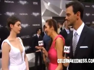 Celeb anne hathaway pokers at the dark knight premiere